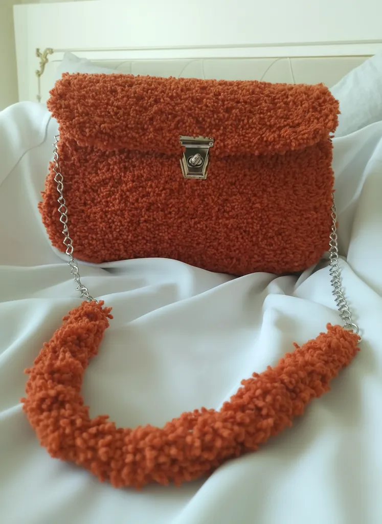 Turuncu Buklet İpli Zincir Askılı Çanta - Yumuşacık ve Şık Tasarım