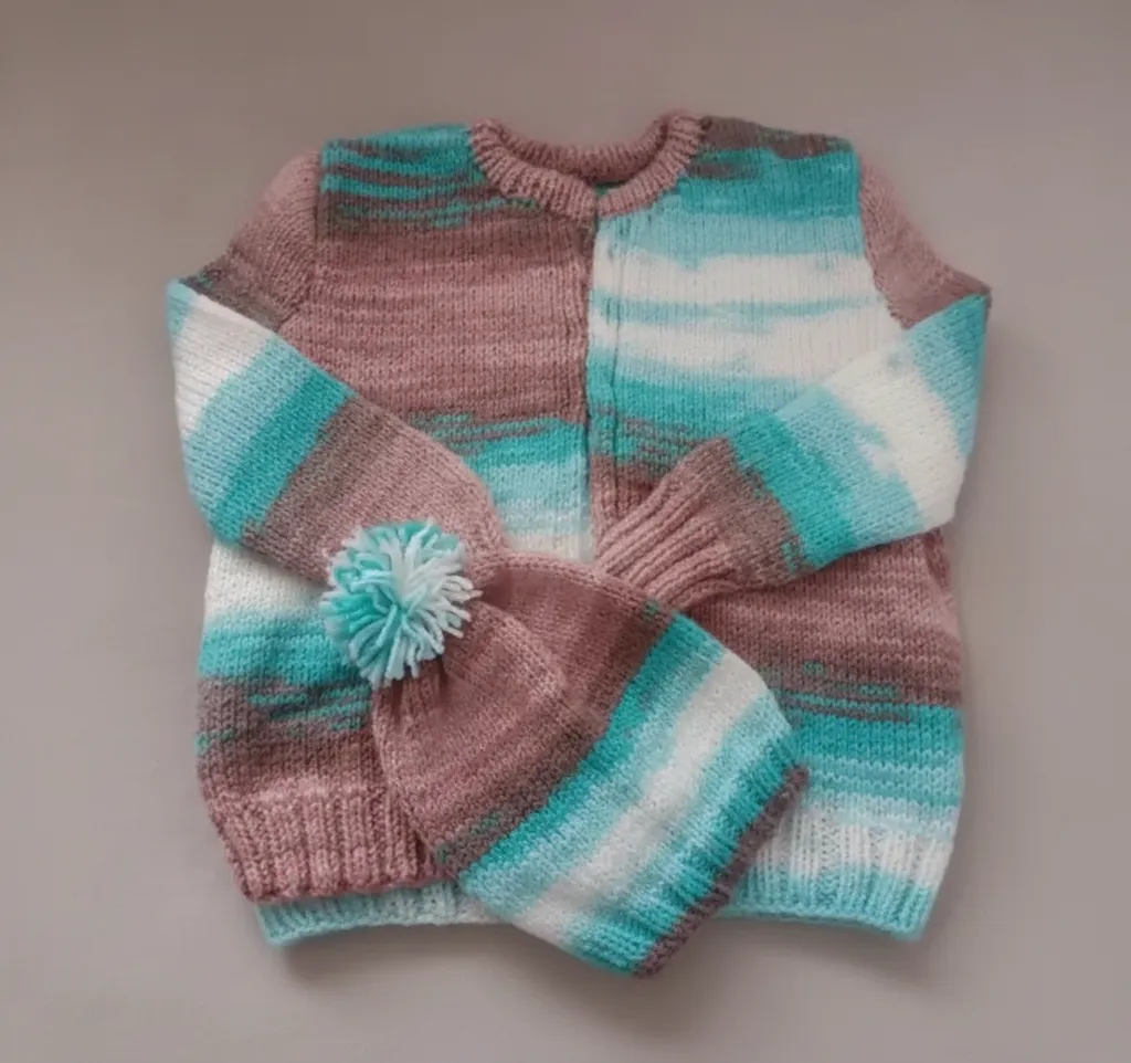 Pastel Tonlarda Örgü Bebek Hırka ve Ponponlu Şapka Takımı - El Örgüsü