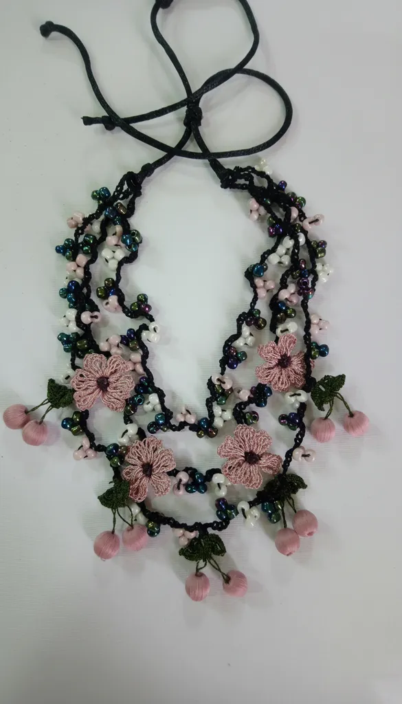 Pudra pembe kiraz ve cerkez oyalı otantik kolye ve saç aksesuarı