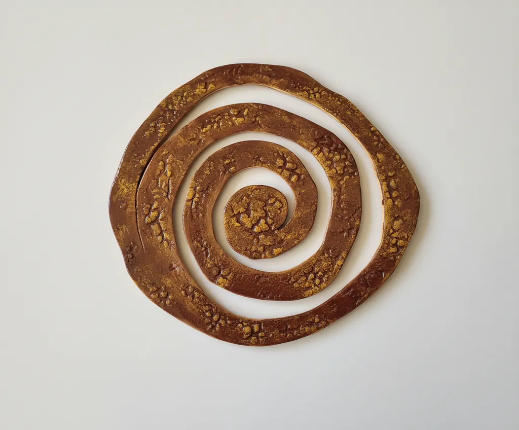 Spiral Tasarımlı Kahverengi Seramik Duvar Dekoru - "Toprak" Temalı El Yapımı