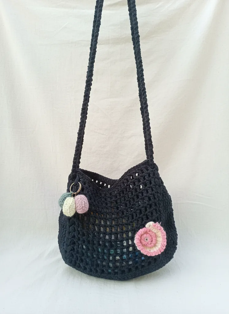 Siyah Örgü File Kol Çantası - Ponpon Detaylı ve Çiçek Motifli
