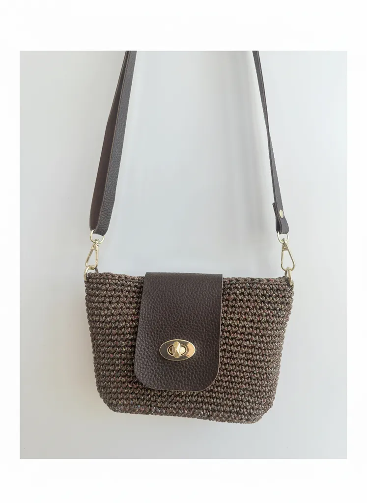 Kahverengi Makrome Çapraz Omuz Çantası - Tokalı Kapaklı ve Ayarlanabilir Askılı