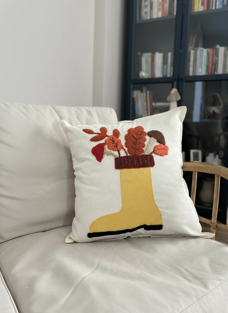 Sarı Çizme Desenli Punch Nakışı Kırlent Kılıfı - Sonbahar Esintisi