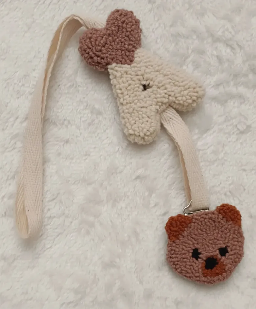 Ayıcık ve Kalp Figürlü Punch Nakışlı Emzik Askısı - El Emeği