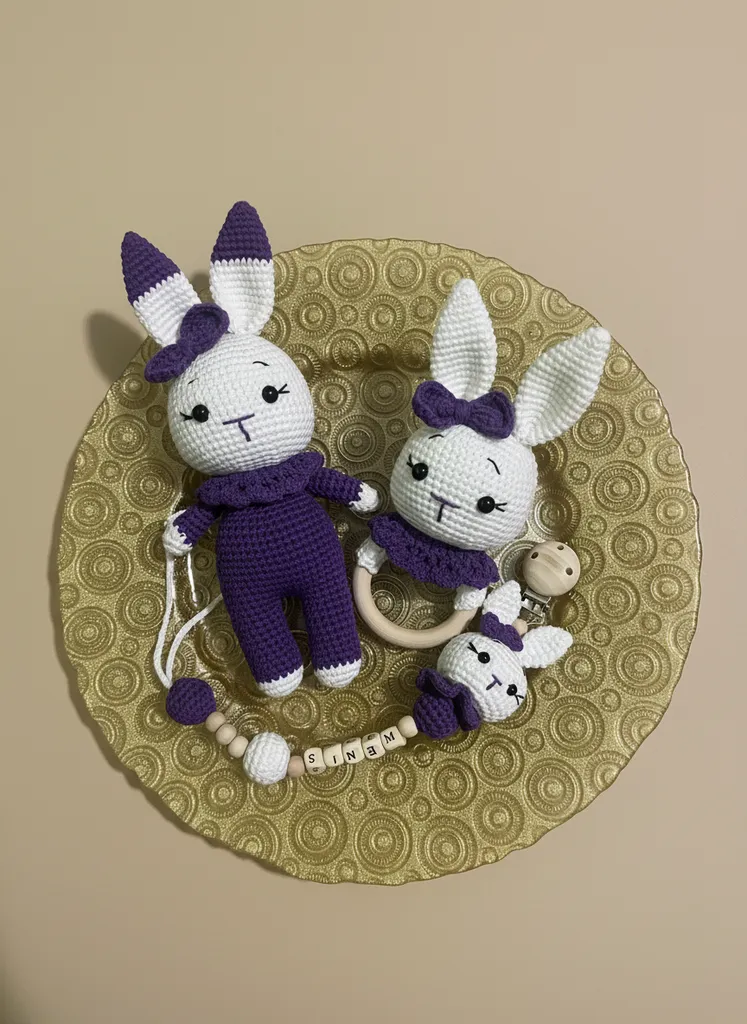Mor ve Beyaz Amigurumi Tavşan Oyuncak Seti - Uyku Arkadaşı ve Çıngırak