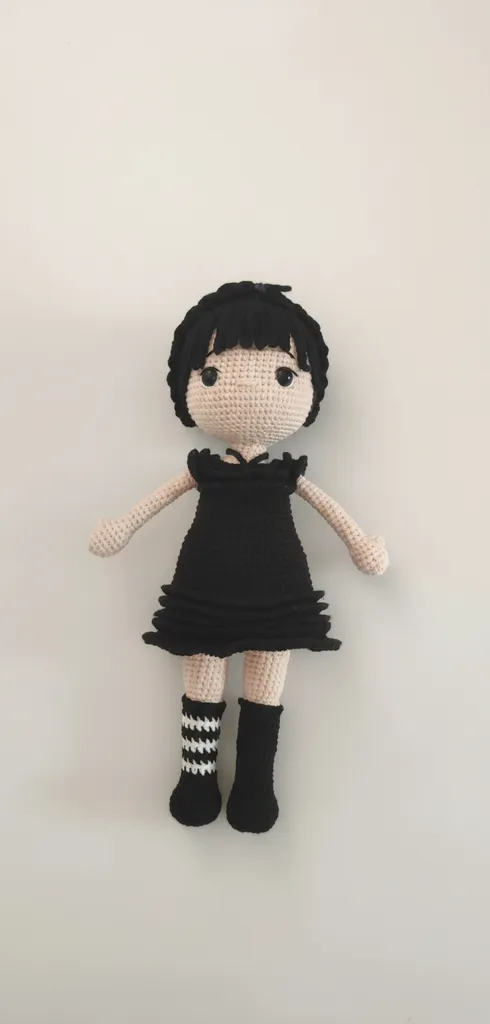 Siyah El Örgüsü Amigurumi Wednesday Bebek - Pamuk İplik ve Elyaf Dolgulu