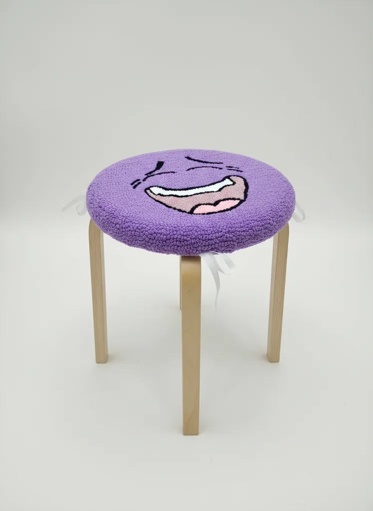 Mor Gülen Yüz Desenli El Yapımı Yuvarlak Tabure Kılıfı 38 cm