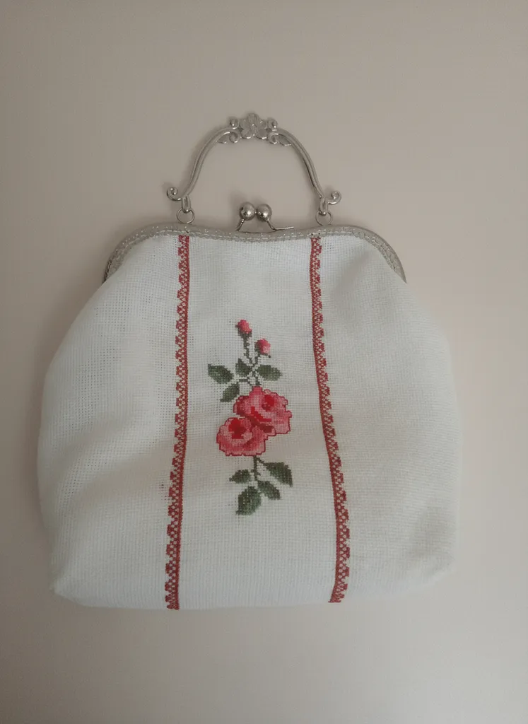 Beyaz Keten Üzerine Gül Desenli Kanaviçe İşlemeli Çanta - El Emeği