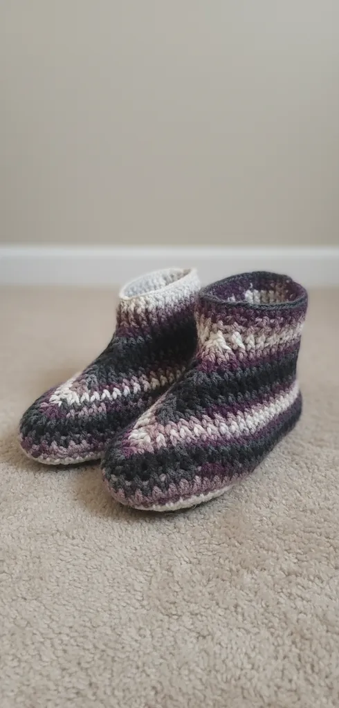 Keçe Tabanlı Örgü Patik - Mor ve Gri Tonlarda Sıcak Tutacak Ev Botu