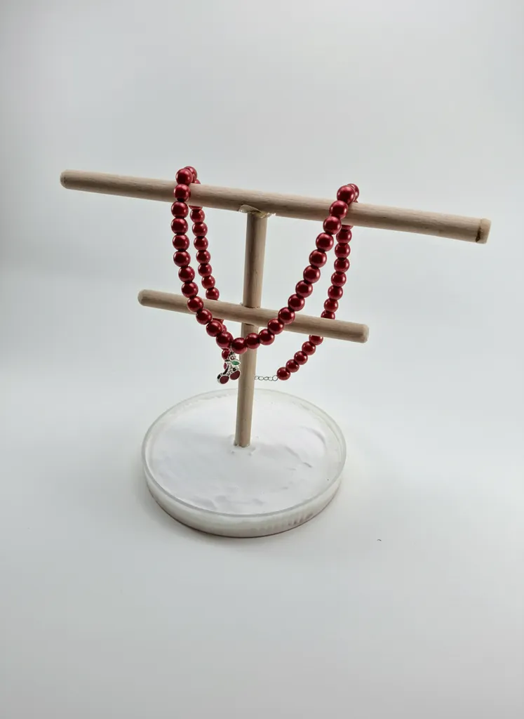 Kırmızı Boncuklu Kiraz Figürlü Kolye - Şık ve Zarif Tasarım