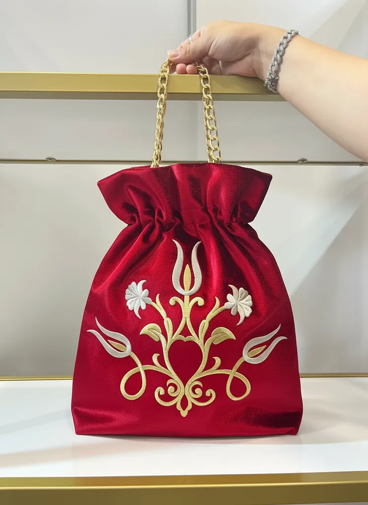 Kırmızı Kadife Nakışlı Büzgülü Çanta - Zincir Askılı Özel Tasarım