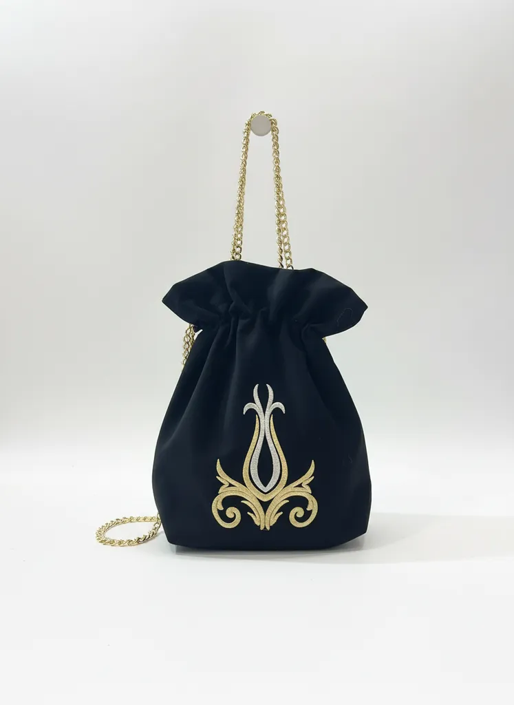 Siyah Kadife İşlemeli Büzgülü Omuz Çantası - Altın Zincir Detaylı