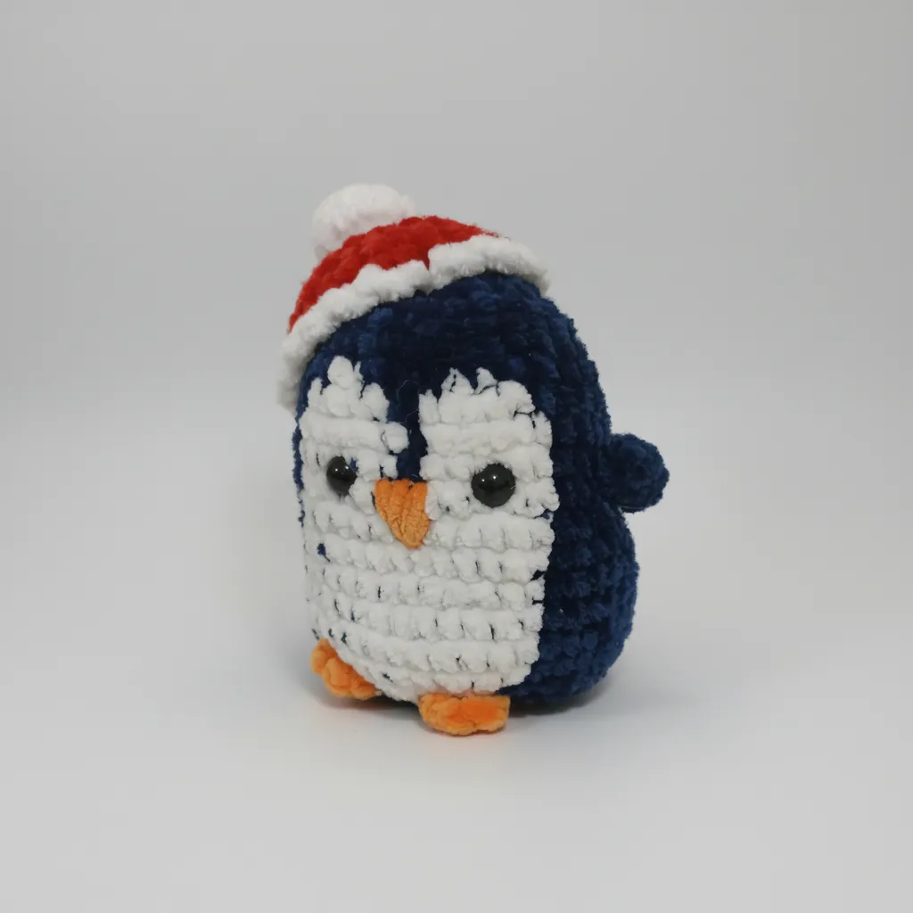 Noel Şapkalı Örme Penguen Oyuncak Bebek - El Yapımı Hediye