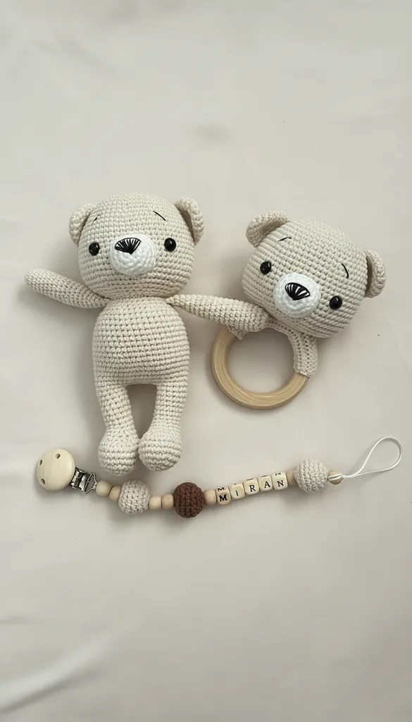 Krem Rengi Örgü Ayıcık Bebek Oyun Seti - Ahşap Halkalı ve İsimli