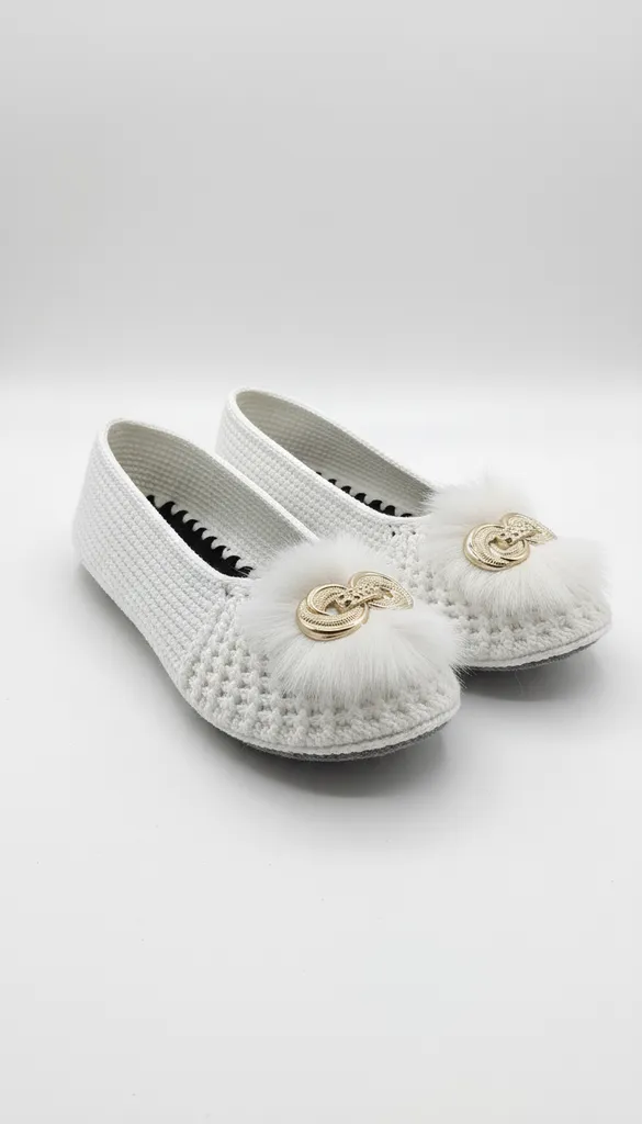 Beyaz Örgü Babet Terlik - Tüylü ve Keçe Tabanlı, Şık Tasarım