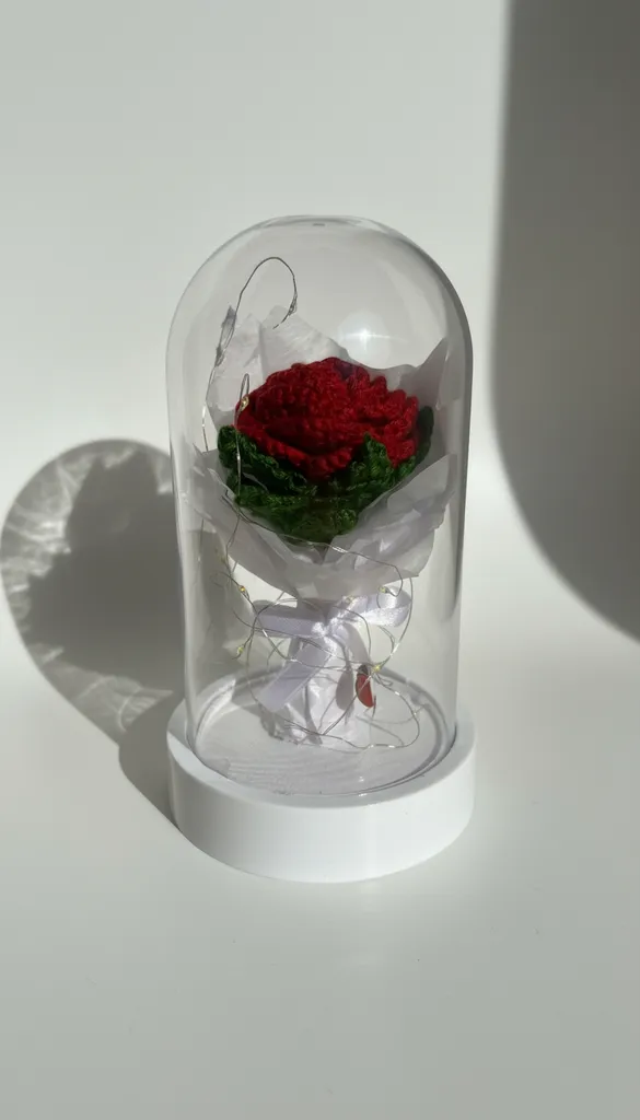 Kırmızı Örgü Gül Buketi Işıklı Fanus - Dekoratif El Yapımı Hediye