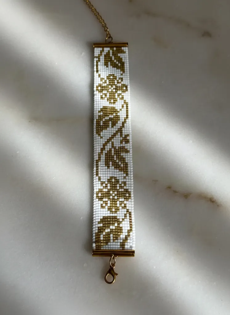 Beyaz ve Altın Tonlarında Çiçek Desenli Miyuki Boncuk Bileklik