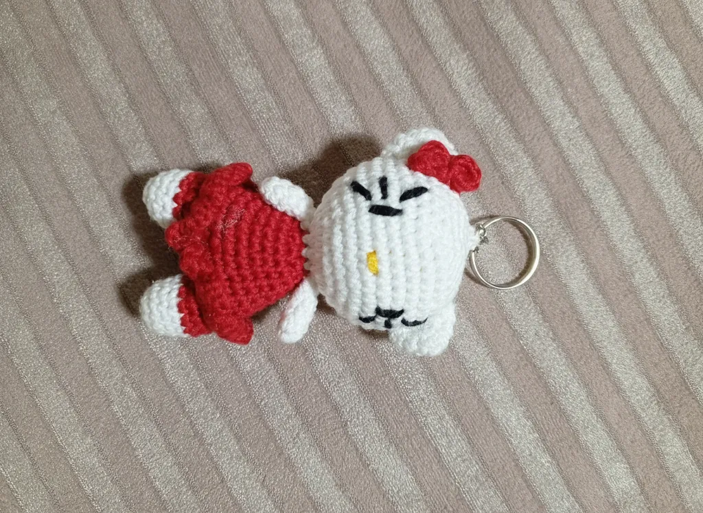 Beyaz Hello Kitty Örgü Anahtarlık - Kırmızı Detaylı El Emeği