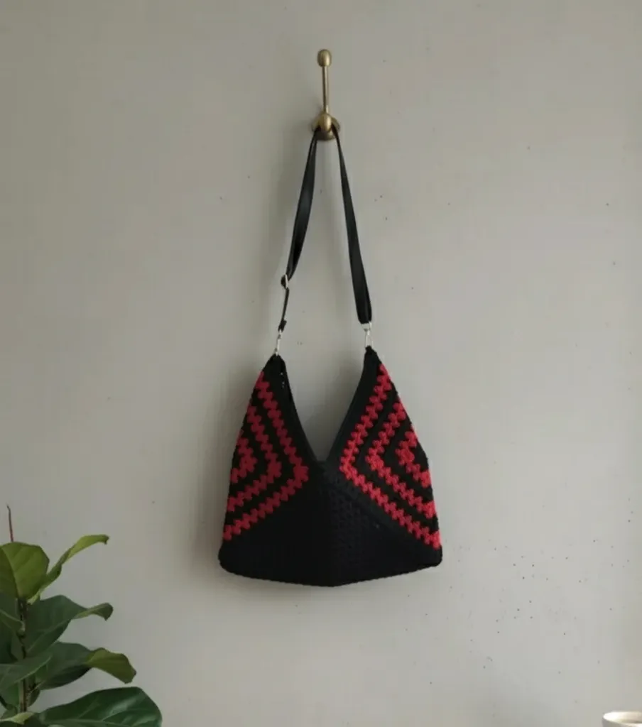 Kırmızı ve Siyah Makrome İp Detaylı Deri Askılı Kol Heybe Çanta