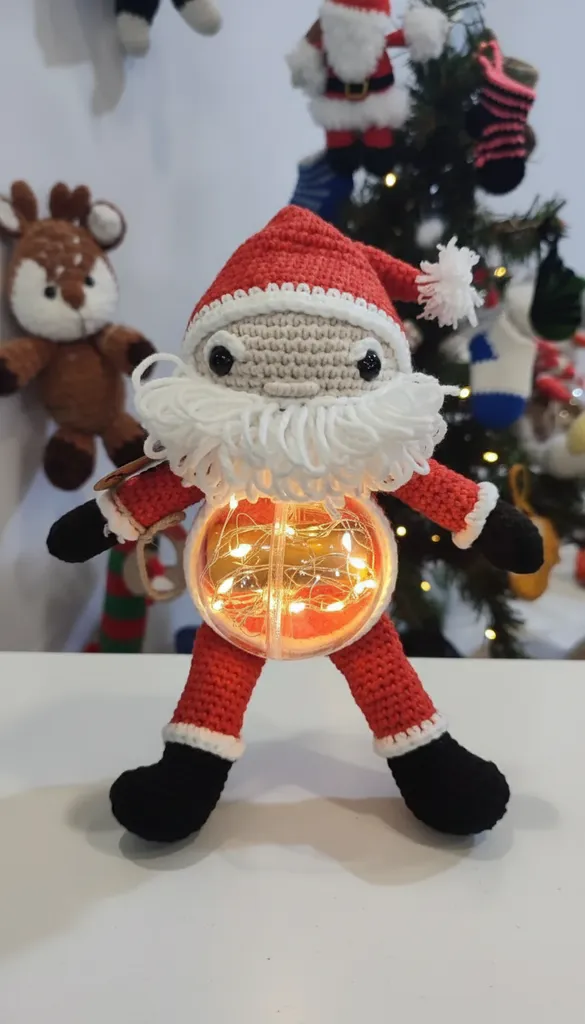 Işıklı Amigurumi Noel Baba - 21 cm Boyunda El Yapımı Yılbaşı Dekorasyonu