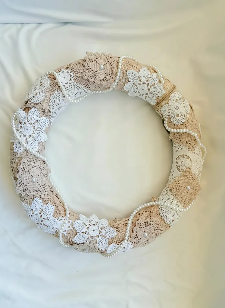 Krem ve Beyaz Dantel Detaylı İnci Boncuklu Dekoratif Kapı Süsü