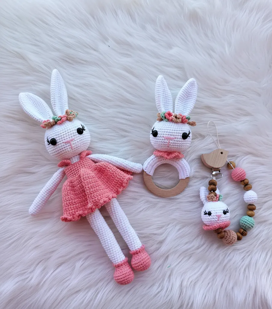 Beyaz Örgü Tavşan Oyuncak Seti - Amigurumi Bebek ve Emzik Askısı