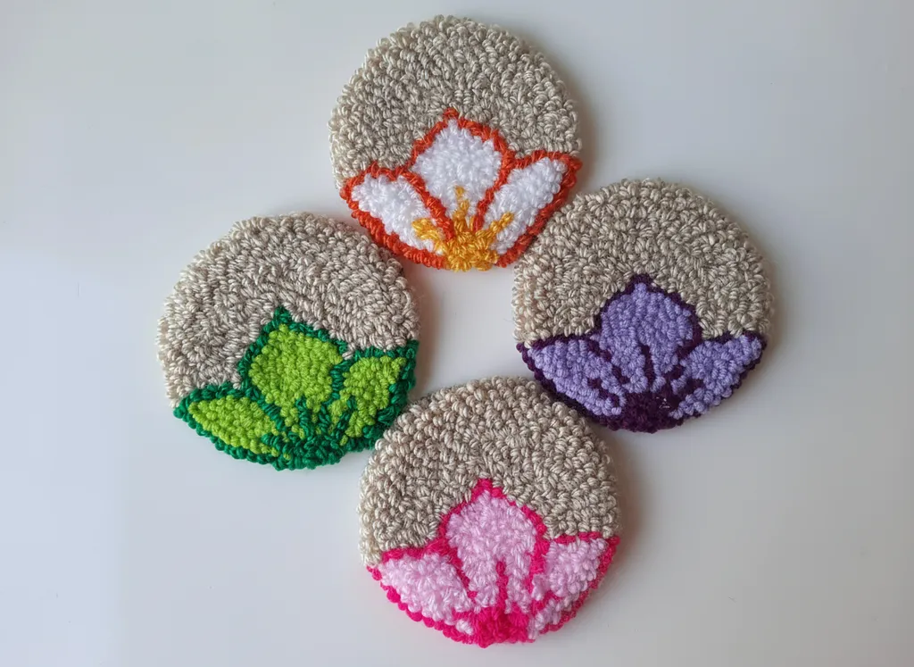 Renkli Çiçek Desenli Punch Nakışı Bardak Altlığı Seti (4 Adet)