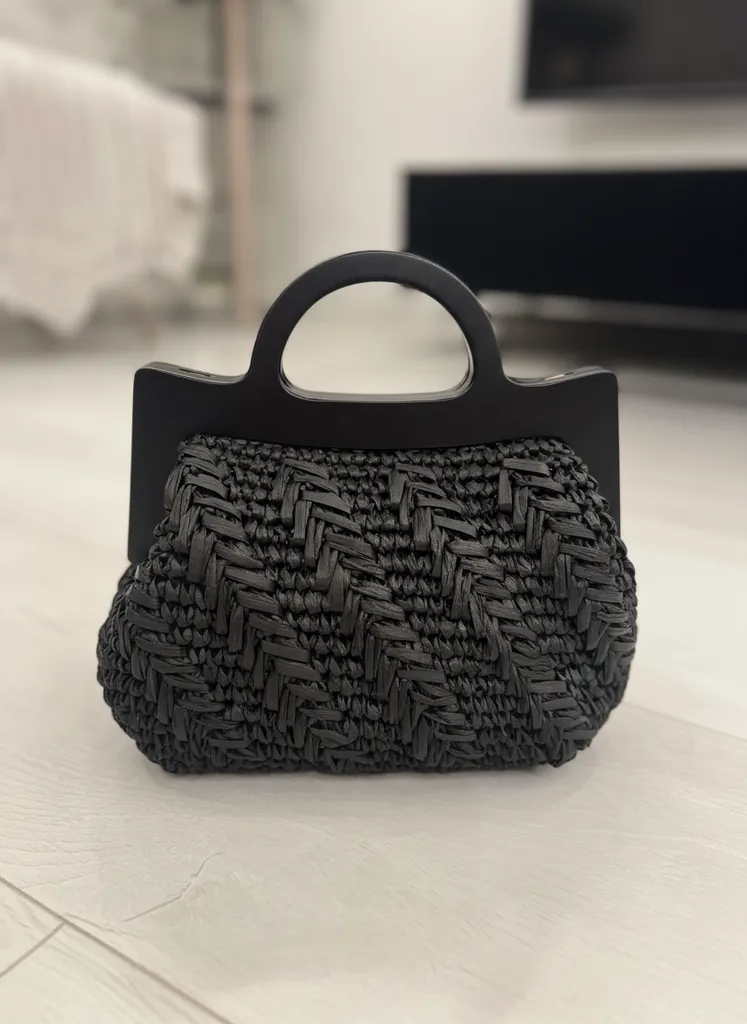 Siyah Rafya Örme Omuz Çantası - Ahşap Saplı ve El Yapımı Detaylı