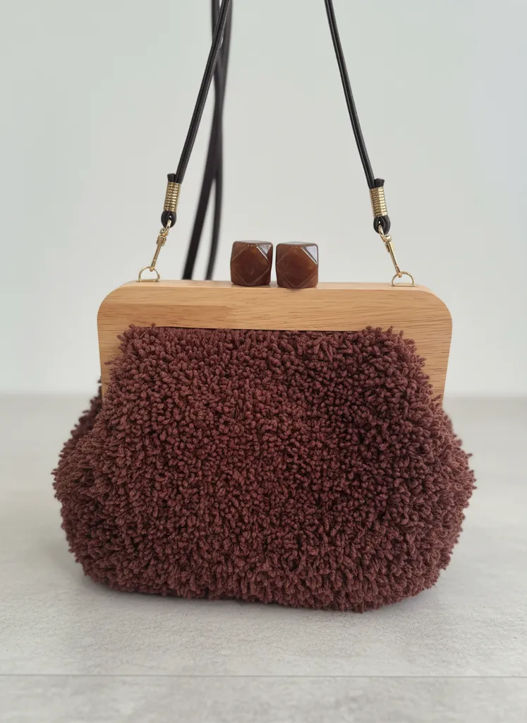 Kahverengi Buklet Kumaş Omuz Çantası - Ahşap Detaylı, Trend Çanta