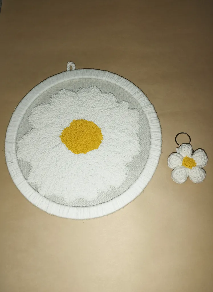 Beyaz Papatya Punch İşleme Duvar Panosu ve Amigurumi Anahtarlık Seti