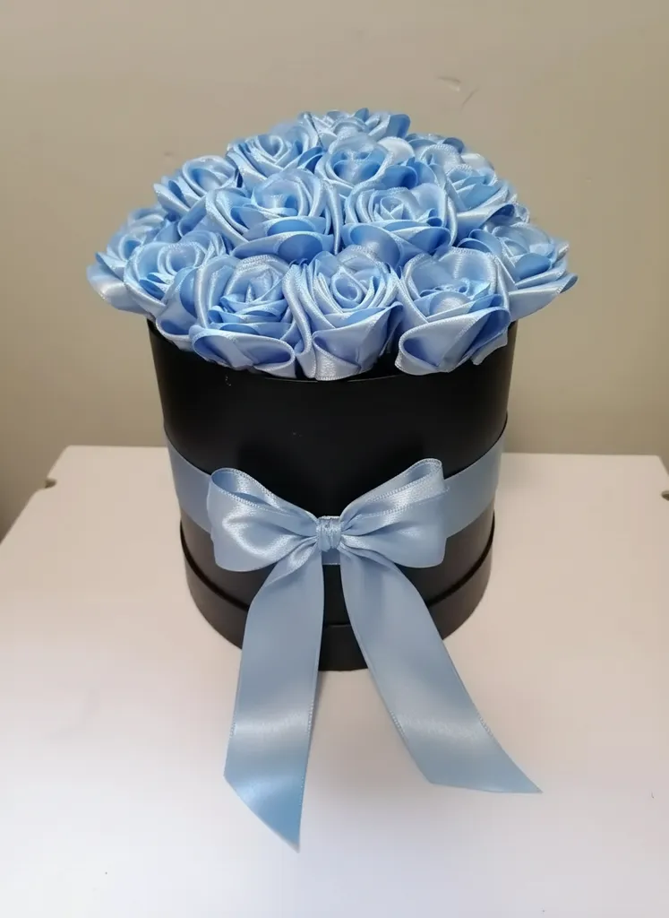 Mavi Saten Gül Aranjmanı ve Ayıcık - Hoş Geldin Bebek Hediyesi