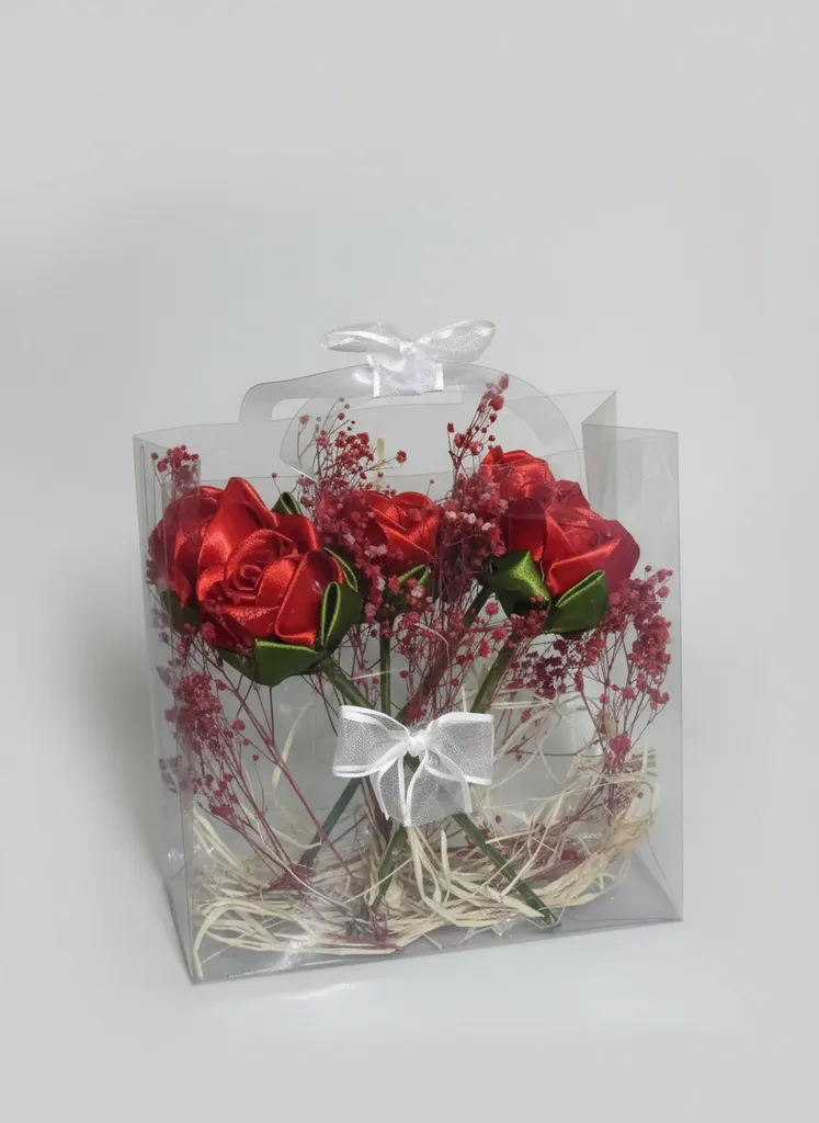 Kırmızı Kurdele Gül Aranjmanı - Şeffaf Kutuda Aşk Buketi