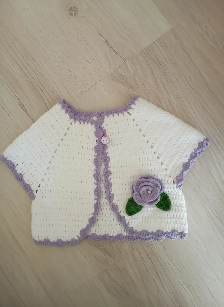 Örgü Bebek Bolero - Beyaz ve Lila Renkli, Gül Detaylı, El Emeği