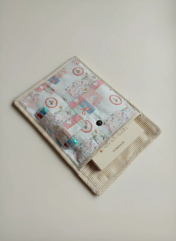 Çıtçıtlı Poplin Kitap Kılıfı - Soft Çiçek Desenli ve Kalem Bölmeli