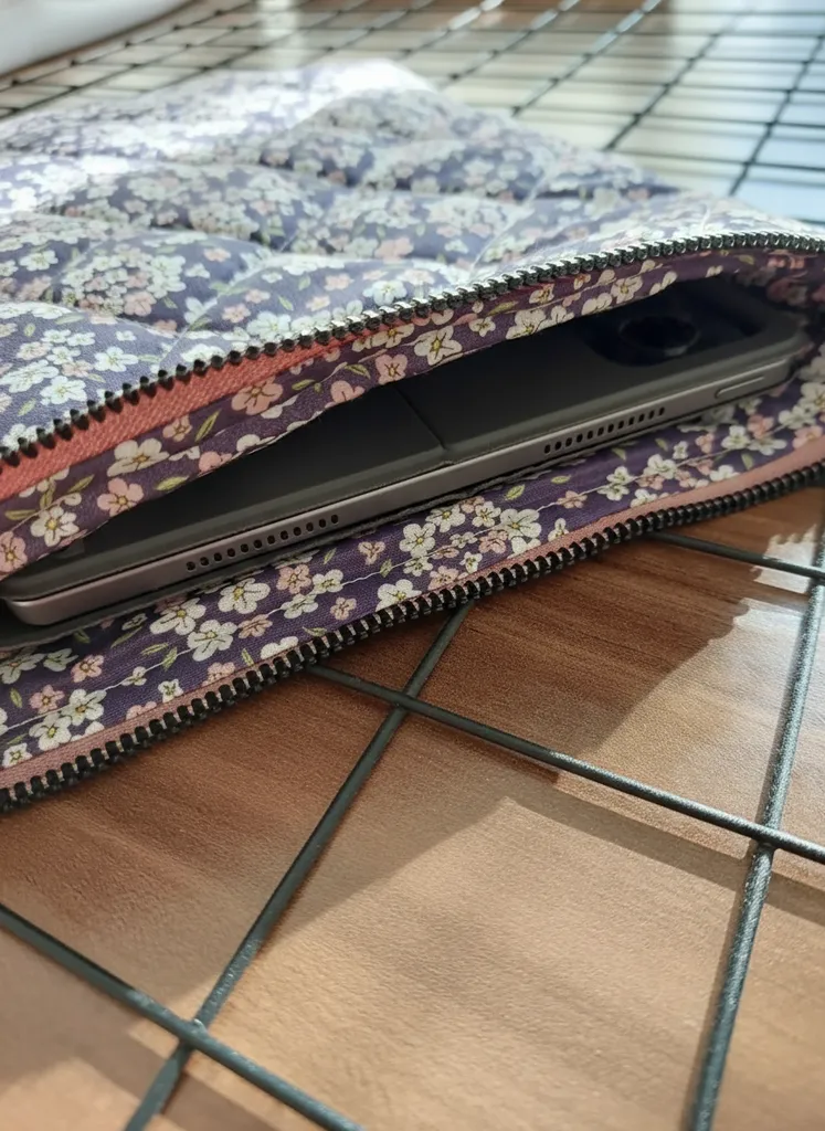 Mor Çiçek Desenli Kapitone Tablet Kılıfı - Fermuarlı ve Elyaf Dolgulu