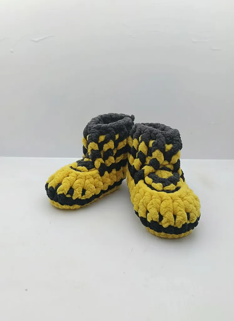 Erkek Bebek Örgü Panduf - Sarı Siyah Çizgili, 16-17 Numara - El Örmesi