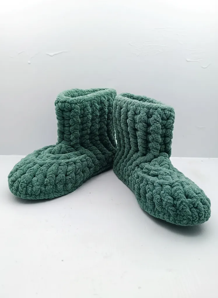 Green Knitted Children's House Slippers - Size 30-31 - Soft and Warm