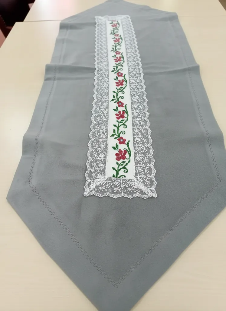 Gri Renk Nakışlı Dantel Detaylı Runner - El Emeği Masa Örtüsü