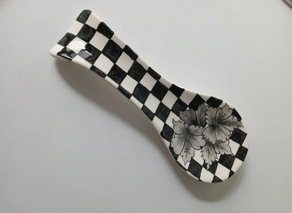 Siyah Beyaz Kare Desenli Çiçekli Seramik Kaşık Altlığı - El Yapımı