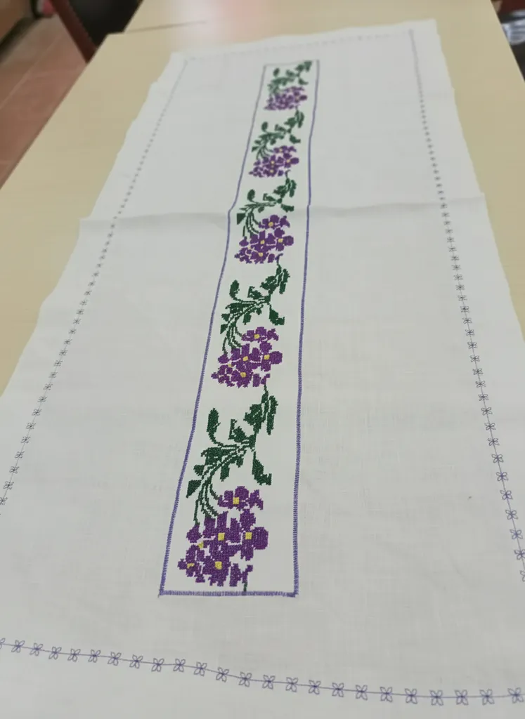 Mor Çiçek Desenli Beyaz Runner - El Yapımı Nakışlı Masa Örtüsü
