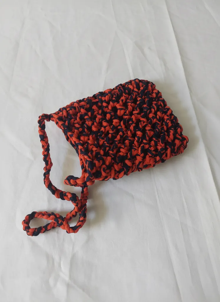 Turuncu ve Lacivert Renkli Örgü Desenli Telefon Çantası