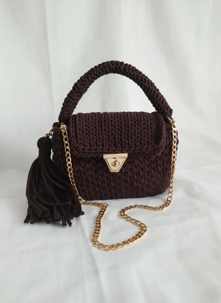 Kahverengi Örgü Omuz Çantası - Altın Zincirli ve Püsküllü Detaylı