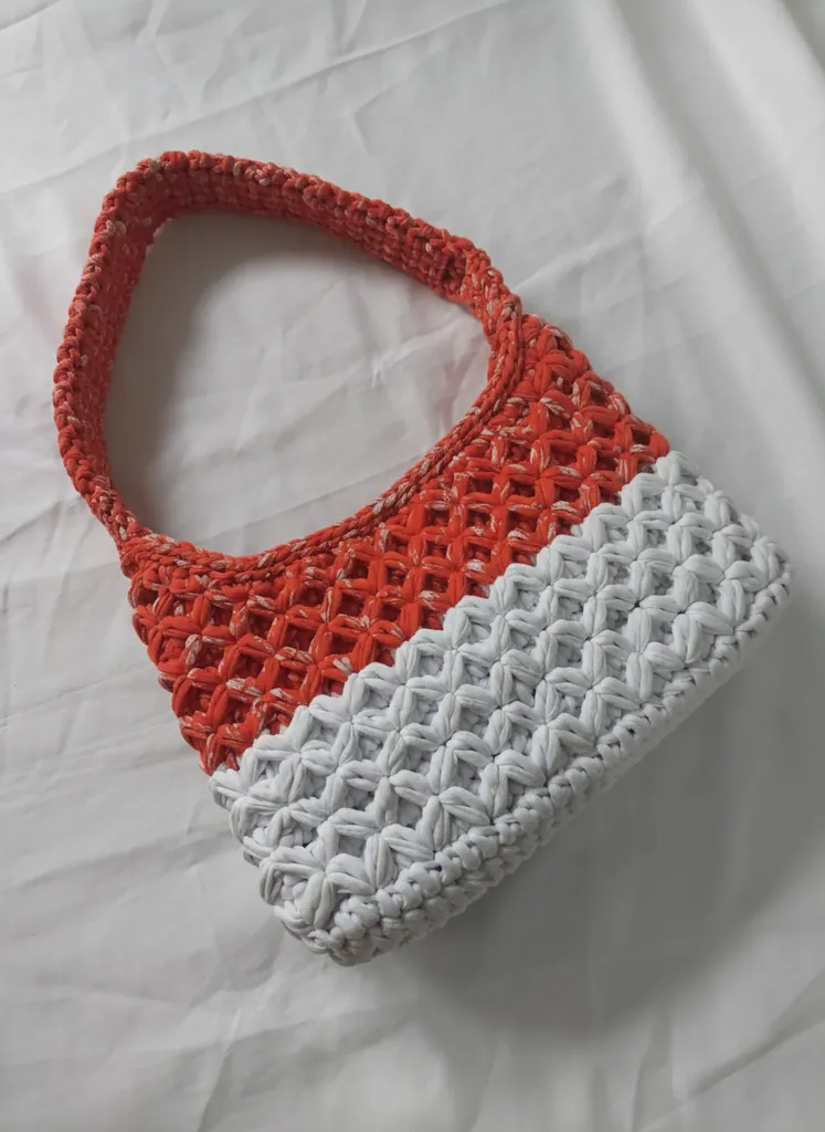 Turuncu ve Beyaz Renkli Örgü Omuz Çantası - Şık Tasarım