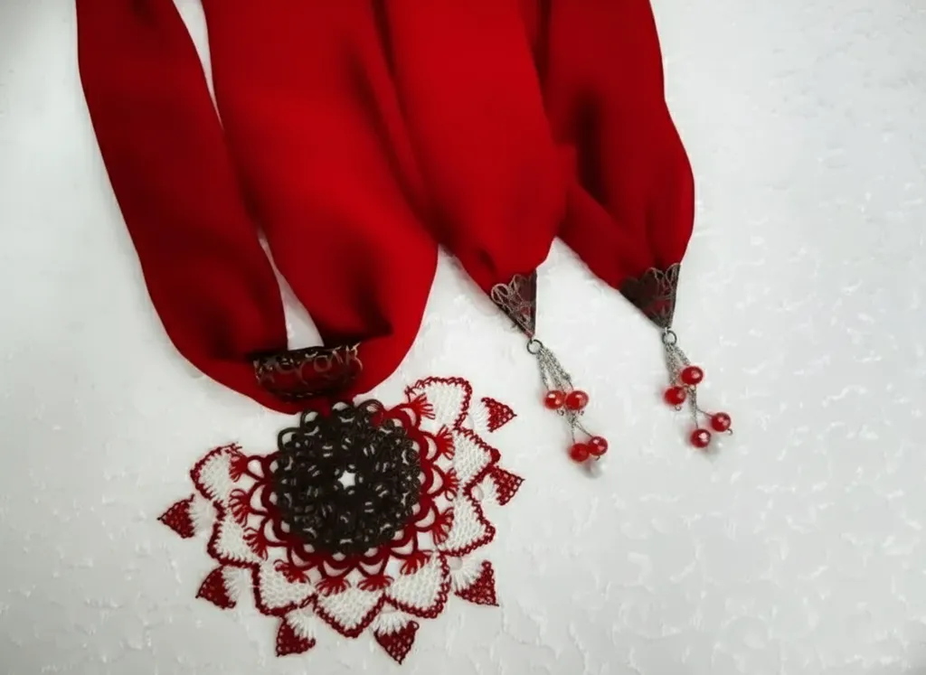 Bordo Krep Fular - Taşlı ve İğne Oyası Detaylı Şık Tasarım