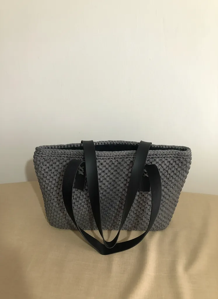 Gri Örgü Omuz Çantası - Siyah Deri Detaylı, El Yapımı