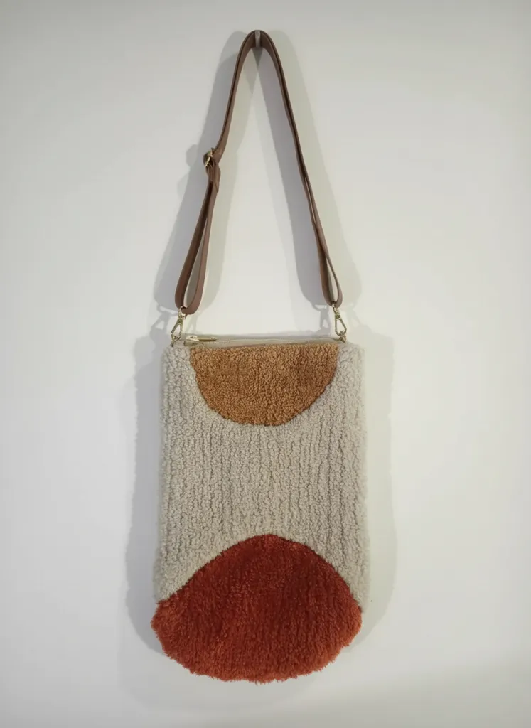 Geometrik Desenli Peluş Omuz Çantası - Kahverengi Deri Askılı