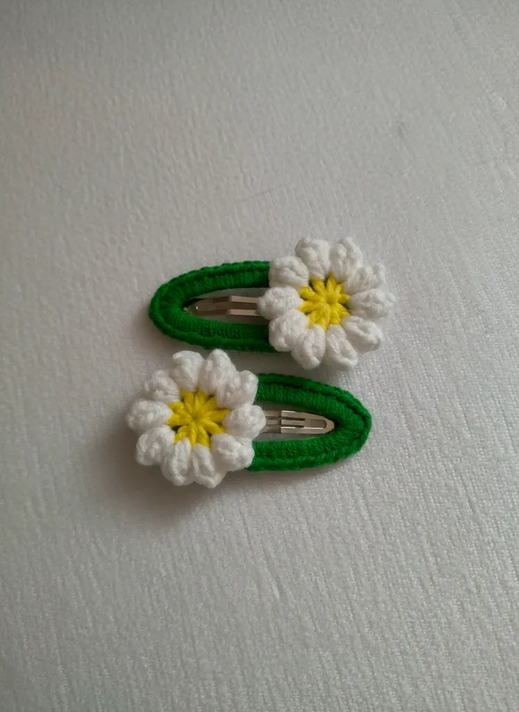 Yeşil ve Beyaz Çiçek Motifli Kız Çocuk Tokası - Örgü Saç Aksesuarı