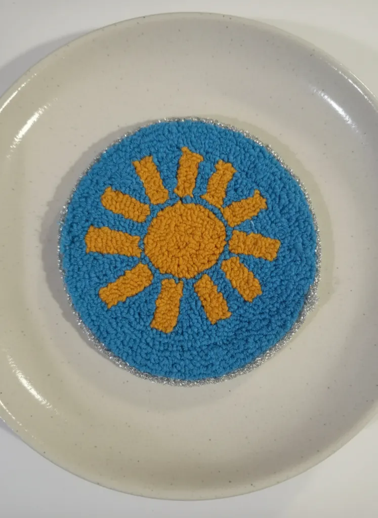 Mavi ve Sarı Güneş Desenli Bardak Altlığı - El Yapımı Punch Nakışı