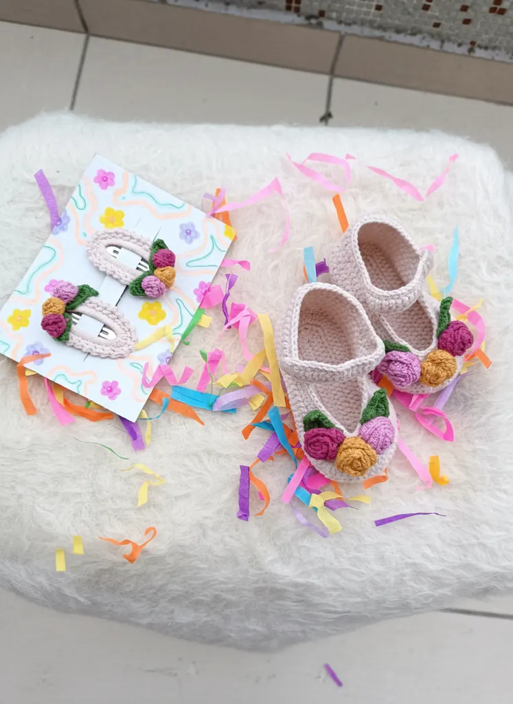 Örgü Bebek Patik ve Toka Seti - Çiçek Detaylı, El Emeği