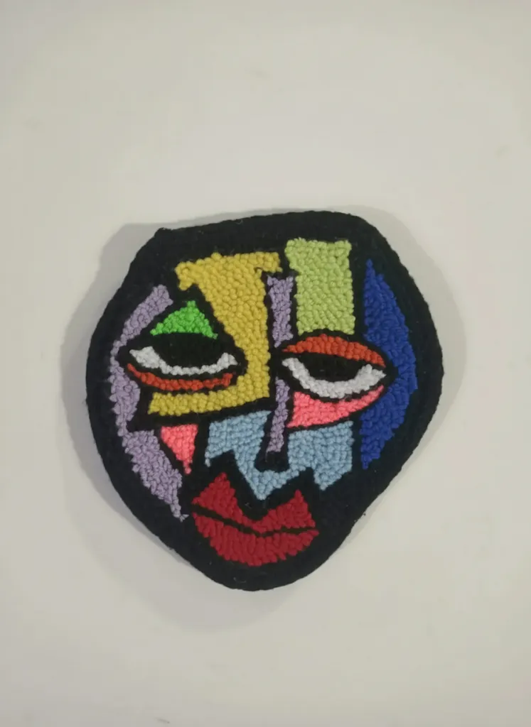 Soyut Yüz Desenli Punch Nakışı Bardak Altlığı - Sürreal Tablo